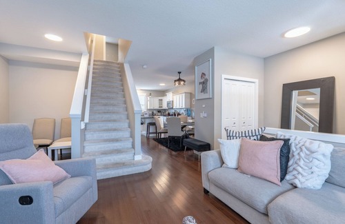 Cochrane Casa | Luxurious 3-Bedrooms with Office & Media Room