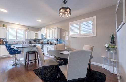 Cochrane Casa | Luxurious 3-Bedrooms with Office & Media Room