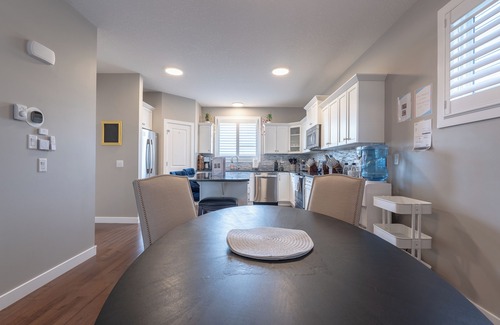 Cochrane Casa | Luxurious 3-Bedrooms with Office & Media Room