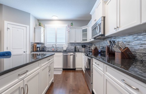 Cochrane Casa | Luxurious 3-Bedrooms with Office & Media Room