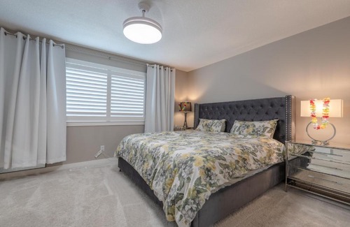 Cochrane Casa | Luxurious 3-Bedrooms with Office & Media Room