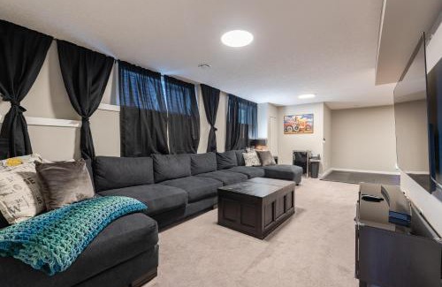 Cochrane Casa | Luxurious 3-Bedrooms with Office & Media Room