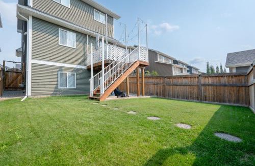 Cochrane Casa | Luxurious 3-Bedrooms with Office & Media Room