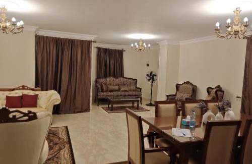 New Cairo Apartamento | Luxurious 3 room hotel apartment just steps away from North 90th Street offering a perfect blend of comfort and convenience Ideal for families