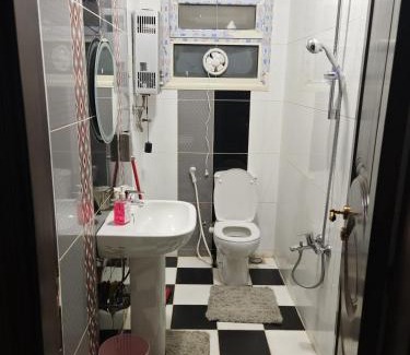 New Cairo Apartamento | Luxurious 3 room hotel apartment just steps away from North 90th Street offering a perfect blend of comfort and convenience Ideal for families