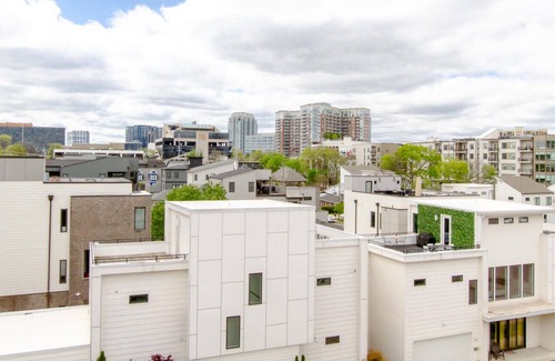 The Gulch Casa | LUXURIOUS 30 DAY RENTAL ✦ ROOFTOP ✦ SKYLINE VIEWS