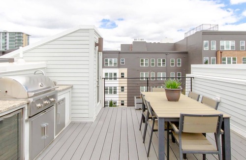 The Gulch Casa | LUXURIOUS 30 DAY RENTAL ✦ ROOFTOP ✦ SKYLINE VIEWS