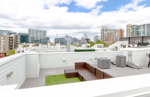 The Gulch Casa | LUXURIOUS 30 DAY RENTAL ✦ ROOFTOP ✦ SKYLINE VIEWS