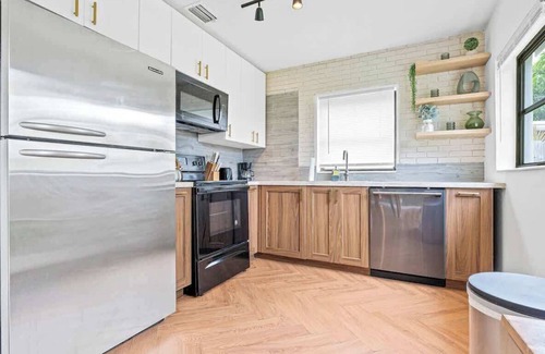 North Andrews Gardens Casa | Luxurious 3BD Home in Oakland Park