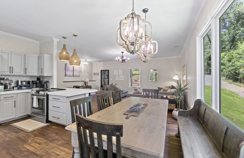 Greenville - Spartanburg Casa | Luxurious 3BR on Lake Saluda w/ Kayaks, Fire Pit