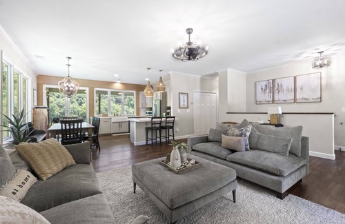 Greenville - Spartanburg Casa | Luxurious 3BR on Lake Saluda w/ Kayaks, Fire Pit