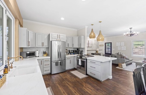 Greenville - Spartanburg Casa | Luxurious 3BR on Lake Saluda w/ Kayaks, Fire Pit