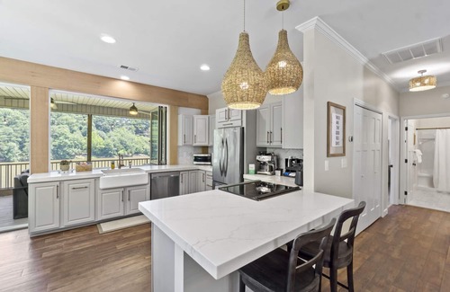 Greenville - Spartanburg Casa | Luxurious 3BR on Lake Saluda w/ Kayaks, Fire Pit