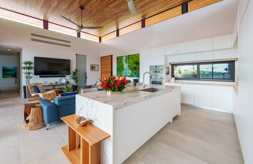 Paraiso Casa | Luxurious 4-Bedroom Home, with Gym – Stunning Ocean and Catalina Island views!