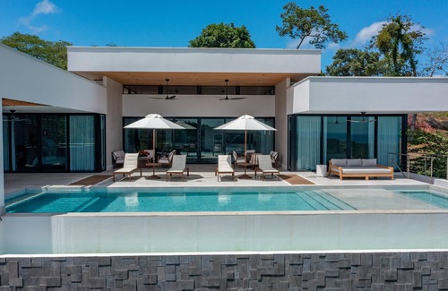 Paraiso Casa | Luxurious 4-Bedroom Home, with Gym – Stunning Ocean and Catalina Island views!