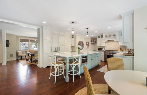 Kennebunk Casa | Luxurious 4 bedroom home steps to Mother's Beach and KBIA