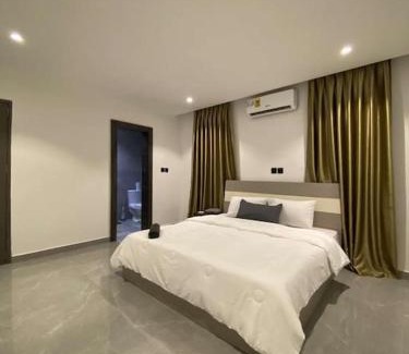Teshie Apartamento | Luxurious 4 Bedroom House With Pool
