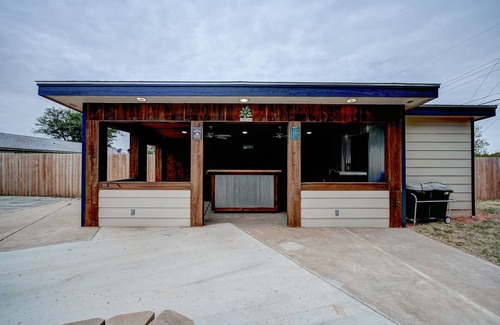 Woodward Casa | Luxurious 4-bedroom w/ pool table & outdoor bar
