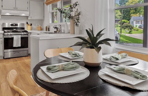 North Hills Casa | Luxurious 4BD near Downtown, NCSU, RDU airport, with movie room, games, & more!