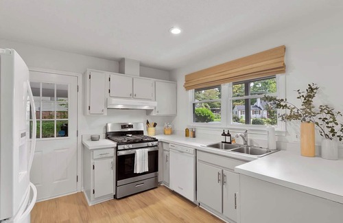 North Hills Casa | Luxurious 4BD near Downtown, NCSU, RDU airport, with movie room, games, & more!