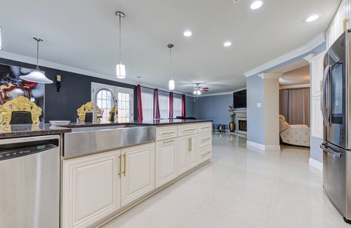 Cypress Casa | Luxurious 4bdr 3.5bth Family Friendly House In The Houston Area