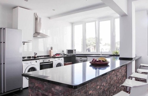 Carcavelos Apartamento | Luxurious 4Bedroom Apartment with Terrace & Sea Views,100m from Carcavelos Beach