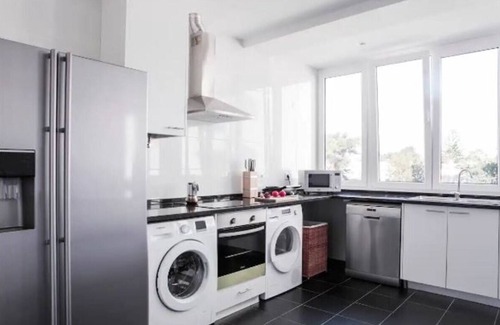 Carcavelos Apartamento | Luxurious 4Bedroom Apartment with Terrace & Sea Views,100m from Carcavelos Beach