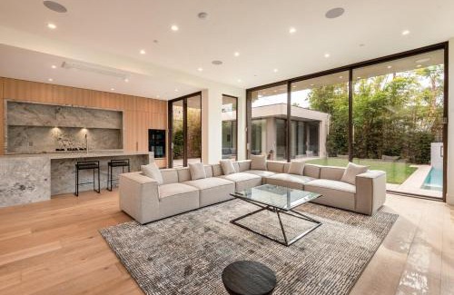 Carthay Circle Casa | Luxurious 4BR Home with Pool, Jacuzzi and Free Parking