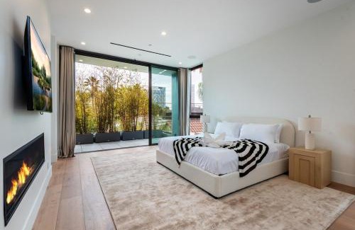 Carthay Circle Casa | Luxurious 4BR Home with Pool, Jacuzzi and Free Parking