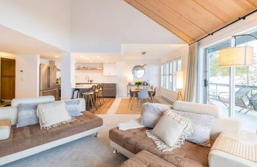 Blueberry Hill Apartamento | Luxurious 4BR, Patio, BBQ, 5 min to Village & Lakes