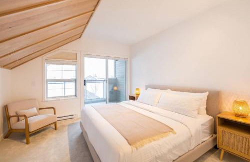 Blueberry Hill Apartamento | Luxurious 4BR, Patio, BBQ, 5 min to Village & Lakes
