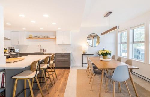 Blueberry Hill Apartamento | Luxurious 4BR, Patio, BBQ, 5 min to Village & Lakes