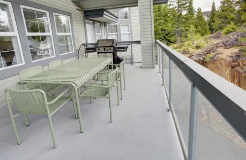 Blueberry Hill Apartamento | Luxurious 4BR, Patio, BBQ, 5 min to Village & Lakes