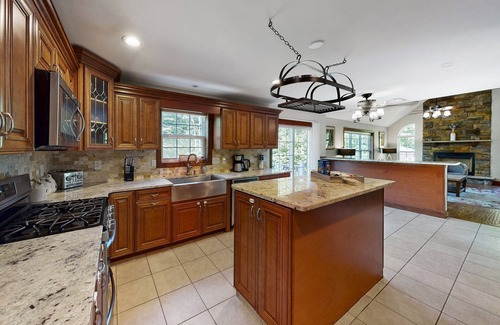Blakeslee Villa | Luxurious 4BR Poconos Green Estate with Hot Tub, Sauna & Jacuzzi