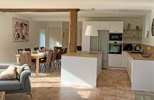 Aron Cabaña | Casa rural grande y renovada con parque, estanque y actividades para familias.