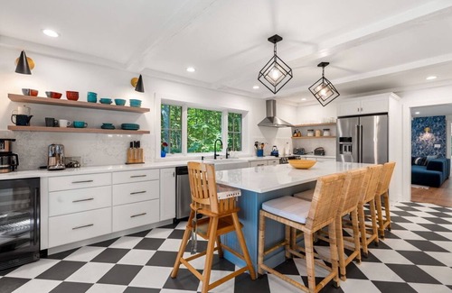 North Hampton Casa | Luxurious 5-bedroom House Walking Distance to Historic Beach Walk and Beaches