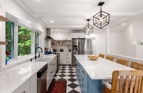 North Hampton Casa | Luxurious 5-bedroom House Walking Distance to Historic Beach Walk and Beaches