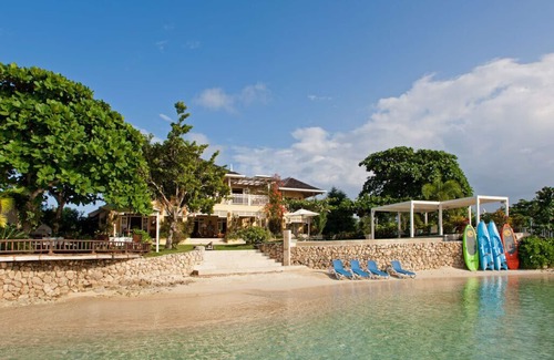 Discovery Bay Villa | Lujosa villa de 5 dormitorios en la playa privada con Pista de tenis