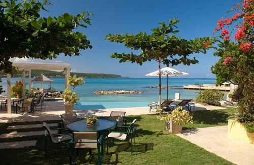Discovery Bay Villa | Lujosa villa de 5 dormitorios en la playa privada con Pista de tenis