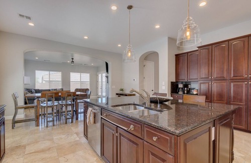 Canyon Trails West Casa | Luxurious 5-Bedroom House with 3 King Beds & Resort-Style Pool!
