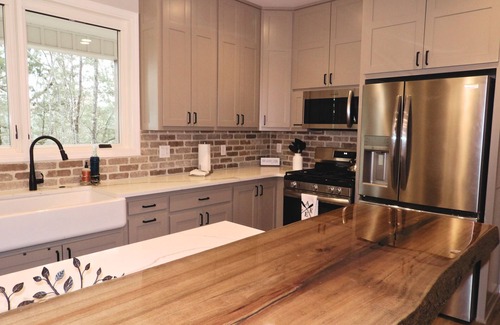 Drasco Casa | Luxurious 5-bedroom lakefront house with 3 master bedrooms & a wrap-around porch