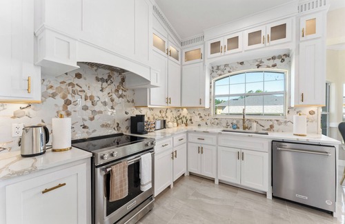 Kissimmee Casa | Luxurious 5-Bedroom Retreat: Gold Accents, Modern Amenities, & Fun!"