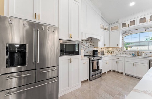 Kissimmee Casa | Luxurious 5-Bedroom Retreat: Gold Accents, Modern Amenities, & Fun!"