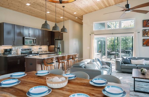 Innsbrook Complejo | Luxurious 5-bedroom Treehouse with panoramic view of beautiful Alpine Lake.