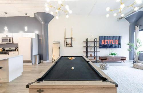 Near South Side Apartamento | Luxurious 5BR Suite Perfect for Group of 12 guests with Pool table, Optional Parking and Gym Access Near McCormick Place and Soldier Field