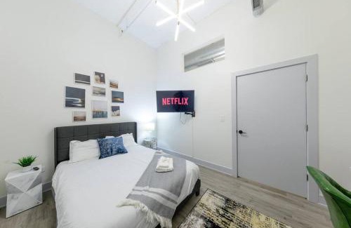 Near South Side Apartamento | Luxurious 5BR Suite Perfect for Group of 12 guests with Pool table, Optional Parking and Gym Access Near McCormick Place and Soldier Field