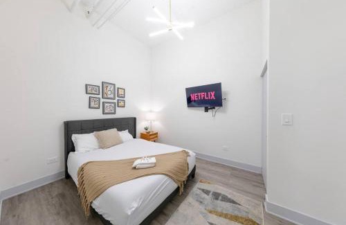 Near South Side Apartamento | Luxurious 5BR Suite Perfect for Group of 12 guests with Pool table, Optional Parking and Gym Access Near McCormick Place and Soldier Field
