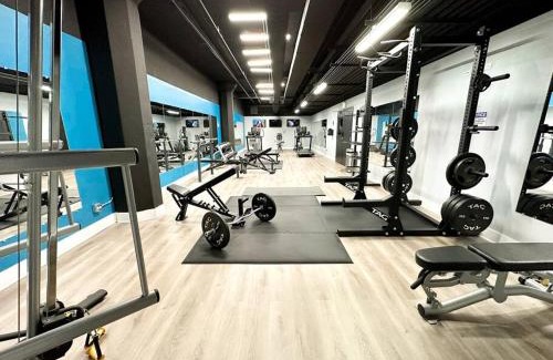 Near South Side Apartamento | Luxurious 5BR Suite Perfect for Group of 12 guests with Pool table, Optional Parking and Gym Access Near McCormick Place and Soldier Field