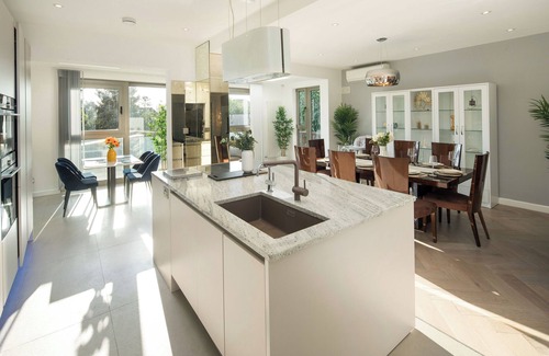 Golders Green Casa | Luxurious 6-Bed House with Pool and Free Parking