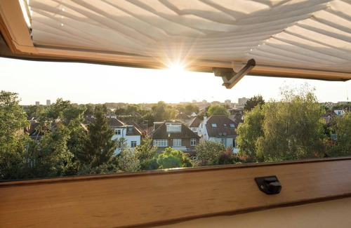 Golders Green Casa | Luxurious 6-Bed House with Pool and Free Parking